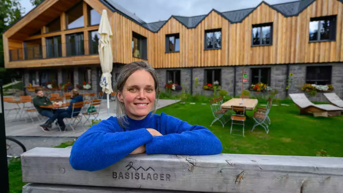 Natascha Heinrich führt das Hotel «Basislager Fichtelberg» in Oberwiesenthal. Die Region präsentiert sich diese Tage als Mekka für Wanderer. - Bild: Hendrik Schmidt/dpa