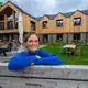 Natascha Heinrich führt das Hotel «Basislager Fichtelberg» in Oberwiesenthal. Die Region präsentiert sich diese Tage als Mekka für Wanderer. - Bild: Hendrik Schmidt/dpa