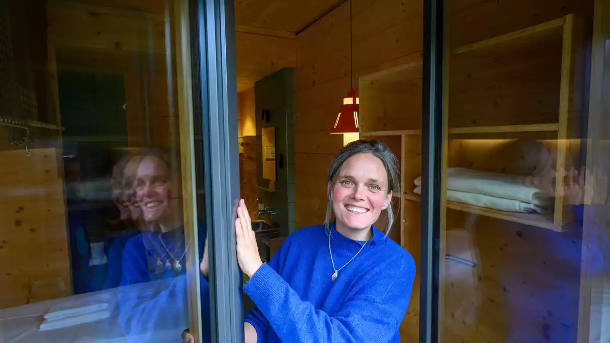 In ihrem Hotel am Fichtelberg setzt Natascha Heinrich auf viel Service für Wanderer und andere Aktivtouristen.  - Bild: Hendrik Schmidt/dpa