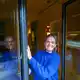 In ihrem Hotel am Fichtelberg setzt Natascha Heinrich auf viel Service für Wanderer und andere Aktivtouristen.  - Bild: Hendrik Schmidt/dpa