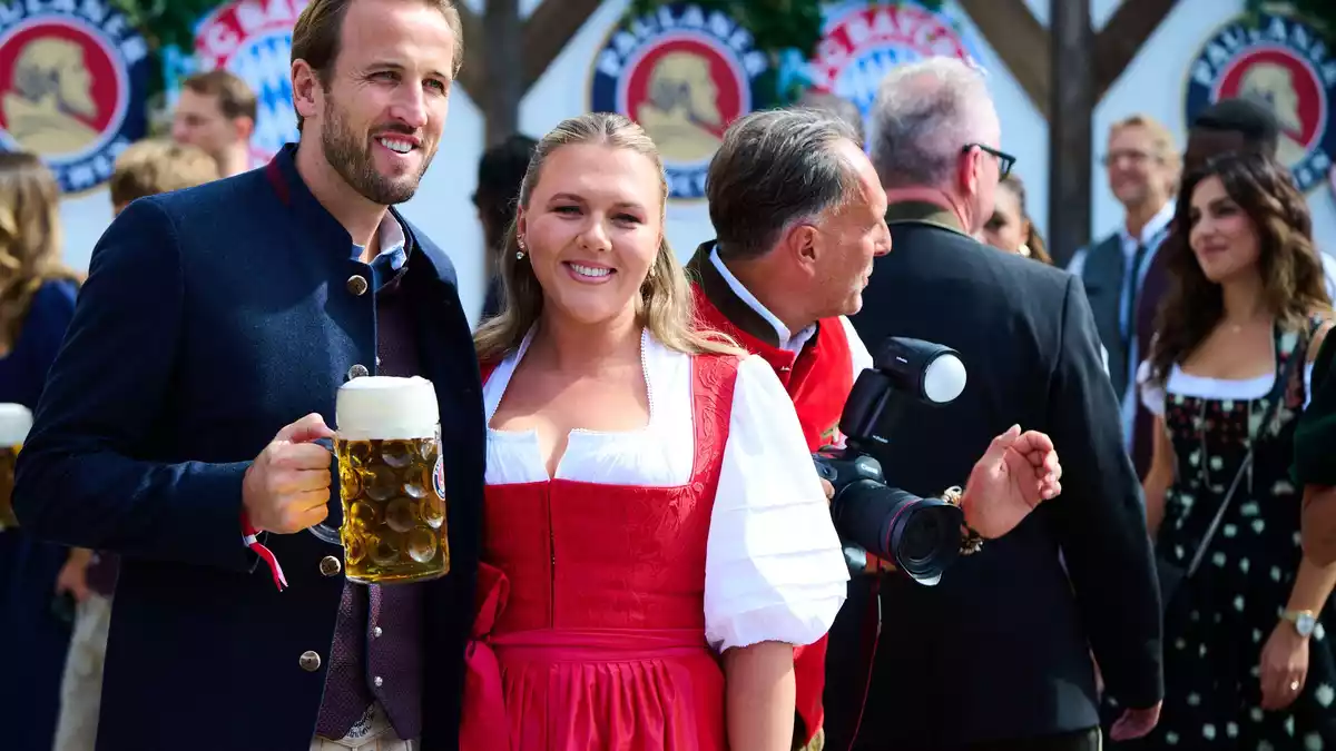  Harry Kane und seine Frau beim Besuch des Okterberfests. - Bild: Sven Hoppe/dpa