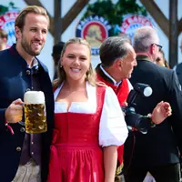  Harry Kane und seine Frau beim Besuch des Okterberfests. - Foto: Sven Hoppe/dpa