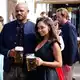 Trainer Vincent Kompany mit seiner Frau Carla Higgs vor dem Käferzelt auf der Theresienwiese. - Bild: Sven Hoppe/dpa