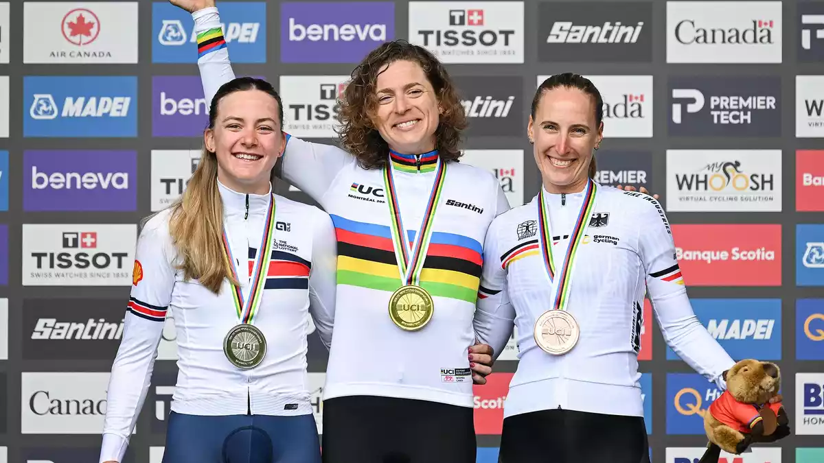 Franziska Koch (r) freut sich über Bronze. - Bild: Graham Hughes/The Canadian Press/AP/dpa