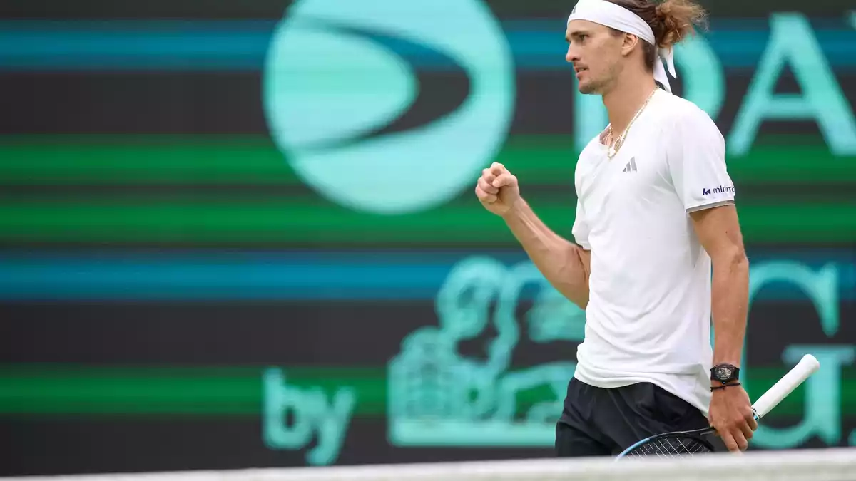 Alexander Zverev bejubelt den Sieg gegen Kroatien im Davis Cup. - Bild: Christoph Reichwein/dpa