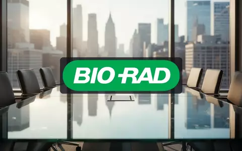 Moderner Konferenztisch in einem hellen Bürogebäude, symbolisiert unternehmerische Entscheidungsfindung und Governance. - Foto: über boerse-global.de