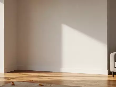 Ein helles, minimalistisch eingerichtetes Wohnzimmer mit freier Wandfläche und einfallendem Tageslicht zur Veranschaulichung optimaler Luftzirkulation. - Foto: über boerse-global.de