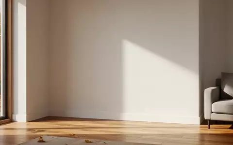 Ein helles, minimalistisch eingerichtetes Wohnzimmer mit freier Wandfläche und einfallendem Tageslicht zur Veranschaulichung optimaler Luftzirkulation. - Foto: über boerse-global.de