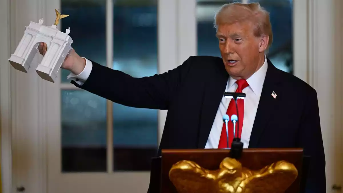 Trump wirbt seit vielen Monaten für den von ihm gewünschten Triumphbogen. (Archivbild)  - Bild: John McDonnell/AP/dpa