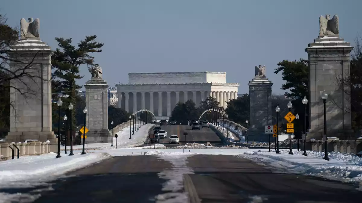 Kritiker befürchten, dass der Prestigebau das Lincoln Memorial am anderen Flussufer überschatten würde. (Archivbild)  - Bild: NATHAN HOWARD/AP/dpa