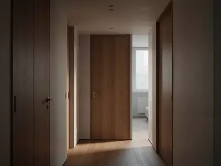 Ein minimalistischer Flur in einer Wohnung mit einer geschlossenen Tür bei sanftem Tageslicht. - Foto: über boerse-global.de