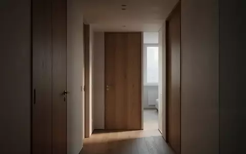 Ein minimalistischer Flur in einer Wohnung mit einer geschlossenen Tür bei sanftem Tageslicht. - Foto: über boerse-global.de