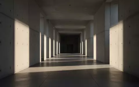 Ein minimalistischer, leerer Flur in einem modernen Regierungsgebäude mit langen Schatten auf Betonwänden. - Foto: über boerse-global.de
