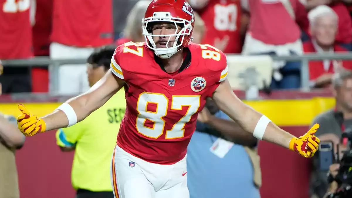 Travis Kelce jubelte über einen Touchdown und einen guten Auftritt. - Bild: Charlie Riedel/AP/dpa