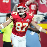Travis Kelce jubelte über einen Touchdown und einen guten Auftritt. - Foto: Charlie Riedel/AP/dpa