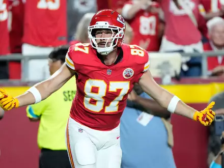 Travis Kelce jubelte über einen Touchdown und einen guten Auftritt. - Foto: Charlie Riedel/AP/dpa