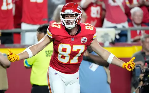 Travis Kelce jubelte über einen Touchdown und einen guten Auftritt. - Foto: Charlie Riedel/AP/dpa