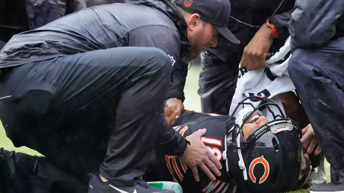 Eine Verletzung von Caleb Williams machte den Spieltag für Fans der Chicago Bears besonders bitter. - Bild: Nam Y. Huh/AP/dpa