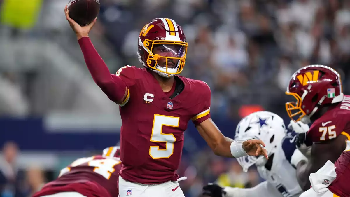 Jayden Daniels verletzte sich bei der Niederlage gegen die Dallas Cowboys. - Bild: Julio Cortez/AP/dpa