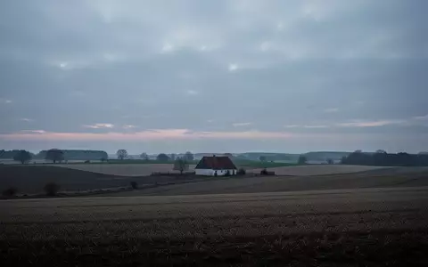 Weite, ländliche Landschaft in Mecklenburg-Vorpommern bei bedecktem Himmel als Symbol für regionale Gesundheitsstrukturen. - Foto: über boerse-global.de