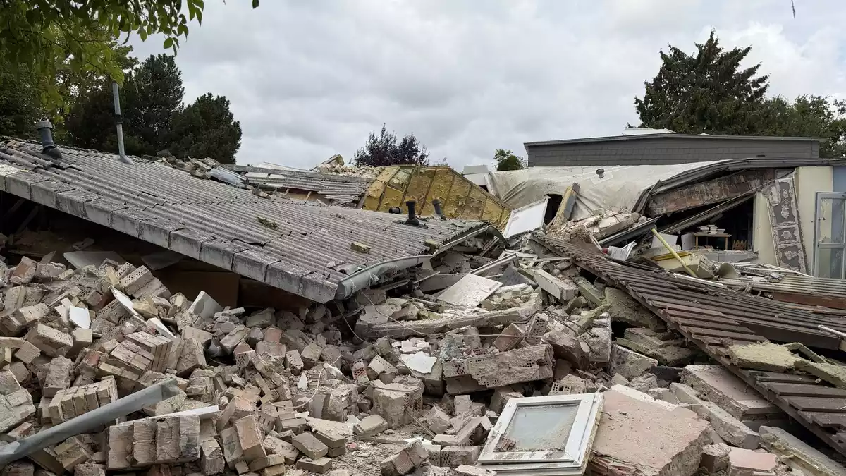 Nach dem teilweisen Einsturz einer Kita in Wolfsburg: Keine Menschen unter den Trümmern gefunden. - Bild: ---/Stadt Wolfsburg/dpa