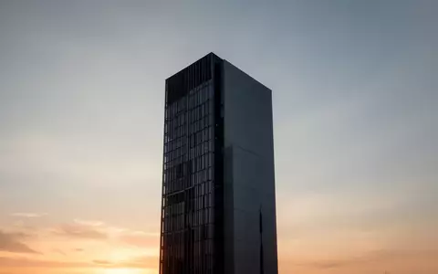 Silhouette eines modernen Hochhauses vor einem Dämmerungshimmel, Architekturfotografie ohne Text oder Personen. - Foto: über boerse-global.de
