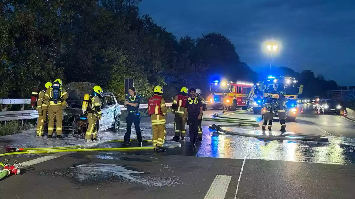 FW Ratingen: PKW-Brand auf der BAB 52 - Bild: presseportal.de