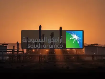 Moderne Ölraffinerie in der Wüste bei Sonnenuntergang als Symbol für den Energiesektor. - Foto: über boerse-global.de