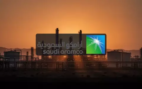 Moderne Ölraffinerie in der Wüste bei Sonnenuntergang als Symbol für den Energiesektor. - Foto: über boerse-global.de
