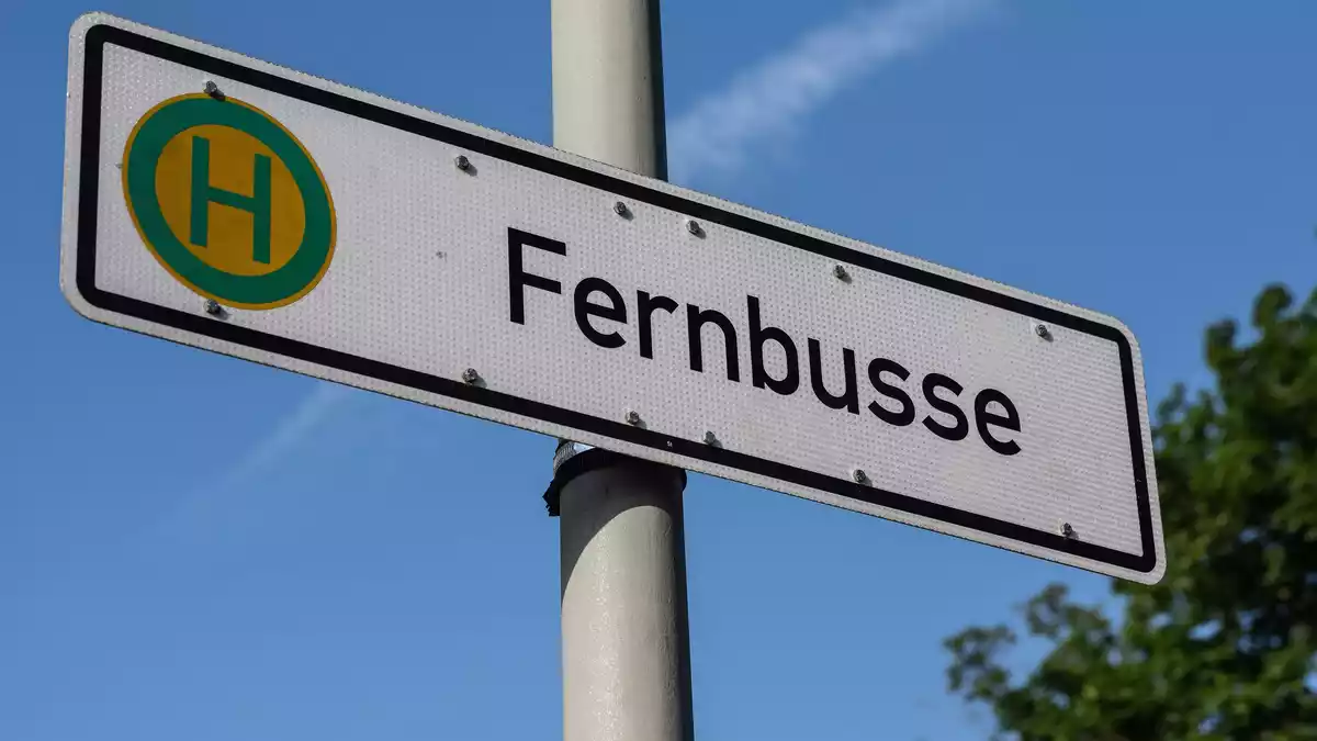 Fernbusse sind als Alternative zur Bahn beliebt. (Symbolbild) - Bild: Swen Pförtner/dpa