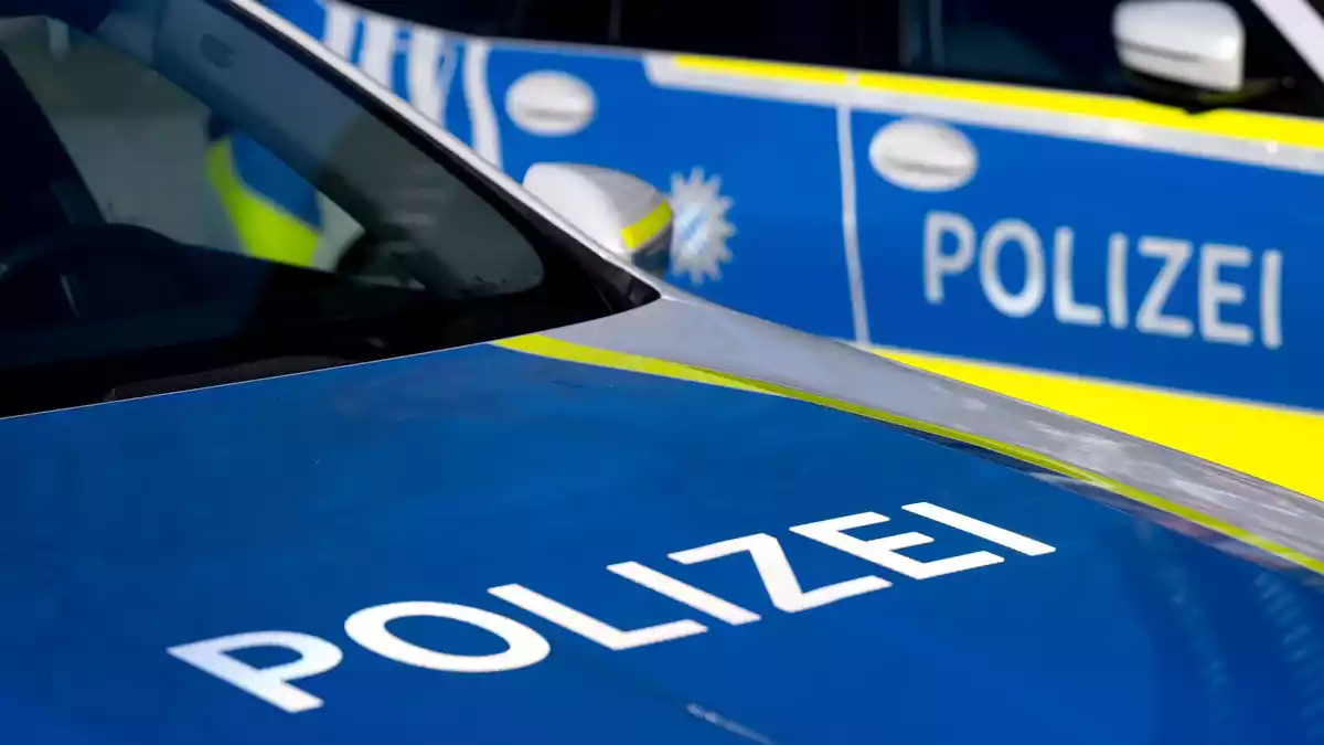 Die Polizei fahndet nach zwei jungen Männern. (Symbolbild) - Bild: Sven Hoppe/dpa