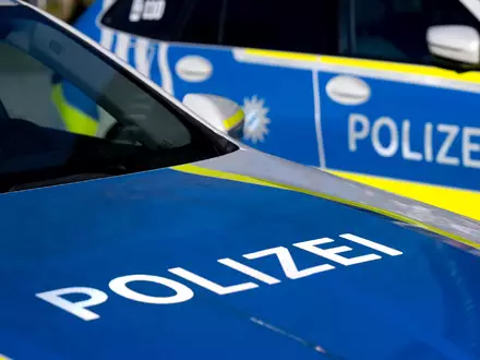 Die Polizei fahndet nach zwei jungen Männern. (Symbolbild) - Foto: Sven Hoppe/dpa