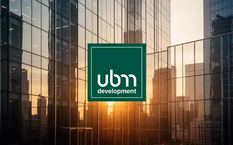 Moderne Glasfassade eines Bürogebäudes im goldenen Sonnenlicht als Symbol für finanzielle Stabilität und Immobilienwirtschaft. - Foto: über boerse-global.de
