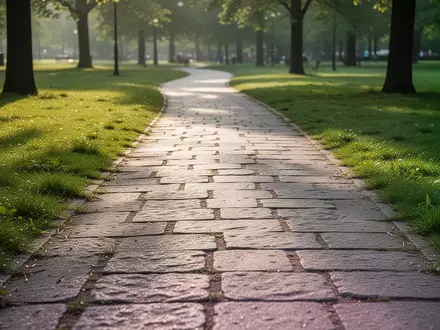 Ein leerer, sonnendurchfluteter Parkweg umgeben von Grünflächen als Symbol für körperliche Aktivität und Gesundheitsvorsorge. - Foto: über boerse-global.de