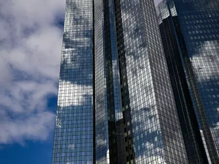 Deutschlands größtes Geldhaus sieht wachsendes Interesse von Investoren an Europa. - Foto: Arne Dedert/dpa