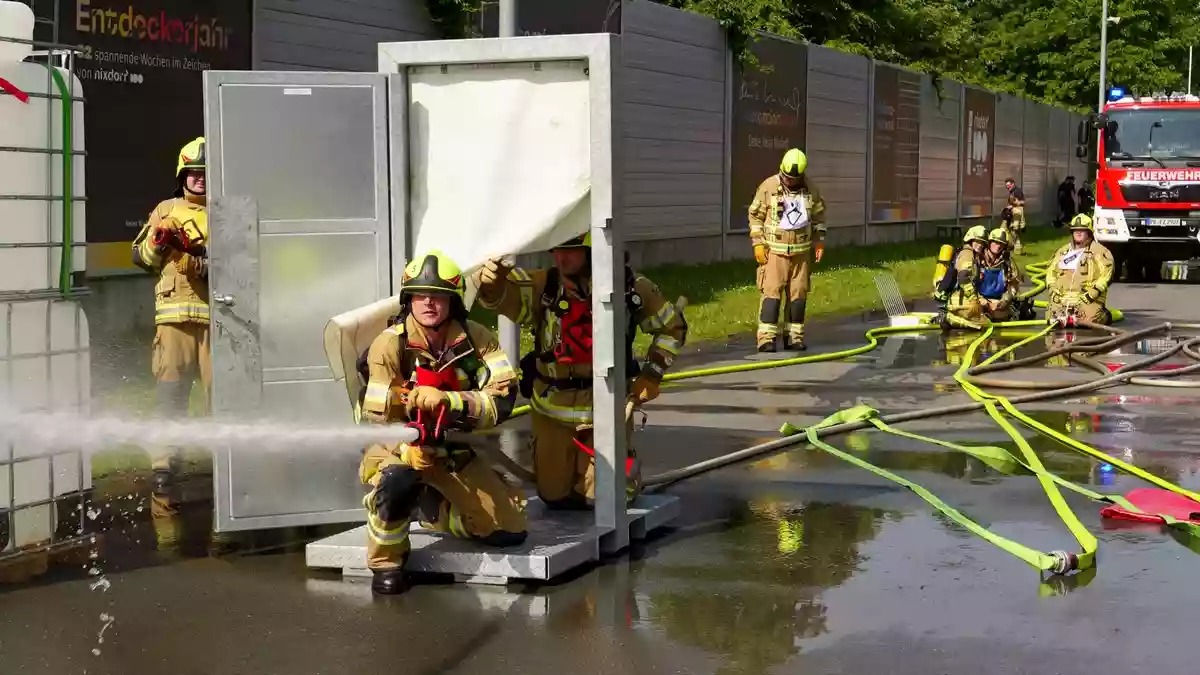 FW-PB: Rund 450 Feuerwehrleute zeigen ihr Können beim Leistungsnachweis - Bild: presseportal.de