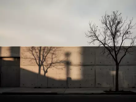 Ein minimalistisches, modernes Gebäude in Los Angeles bei bewölktem Himmel und langen Schatten. - Foto: über boerse-global.de