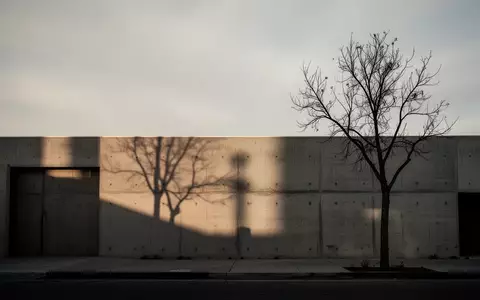Ein minimalistisches, modernes Gebäude in Los Angeles bei bewölktem Himmel und langen Schatten. - Foto: über boerse-global.de