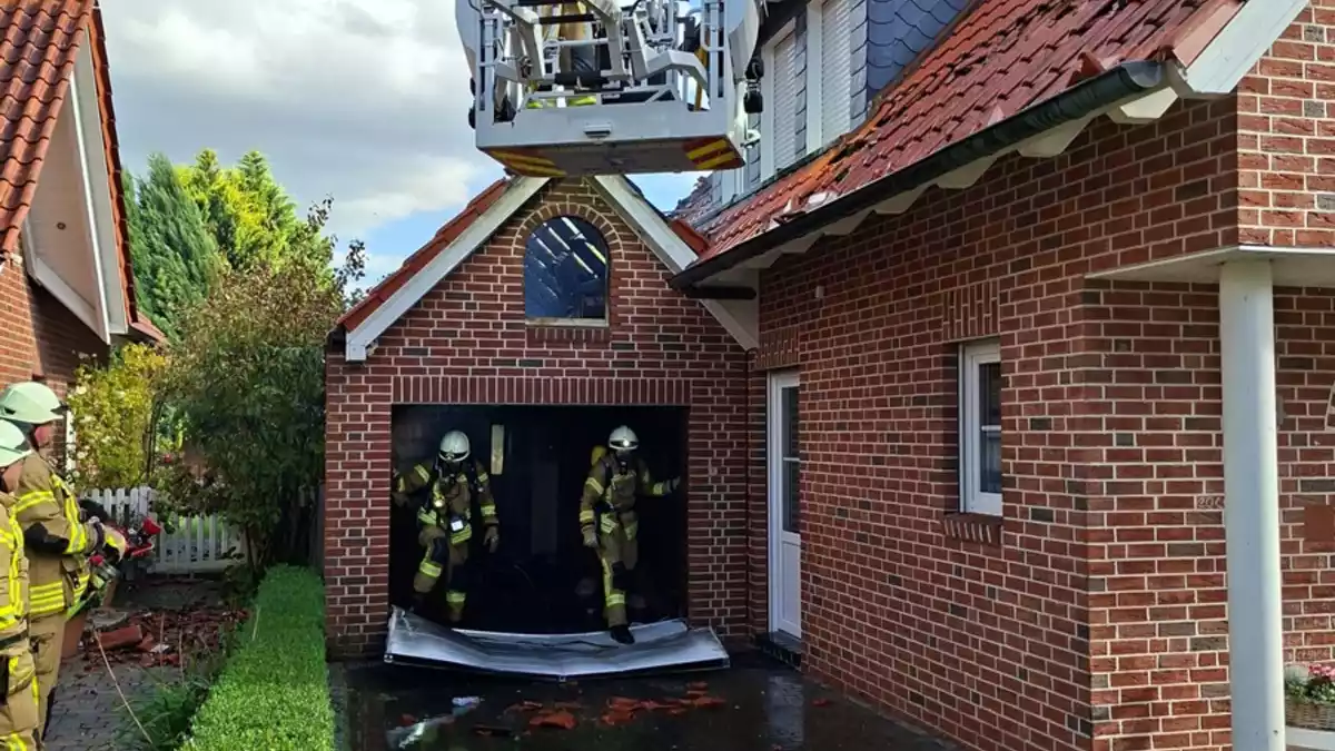 FW-Greven: Garagenbrand greift auf Wohnhaus über. - Bild: presseportal.de