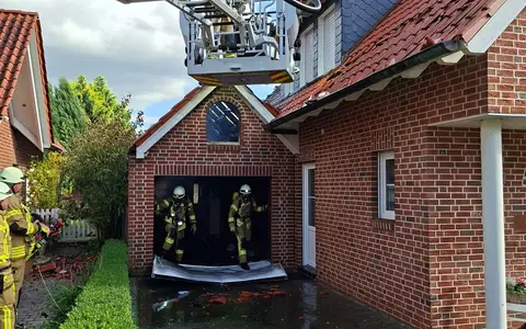 FW-Greven: Garagenbrand greift auf Wohnhaus über. - Foto: presseportal.de
