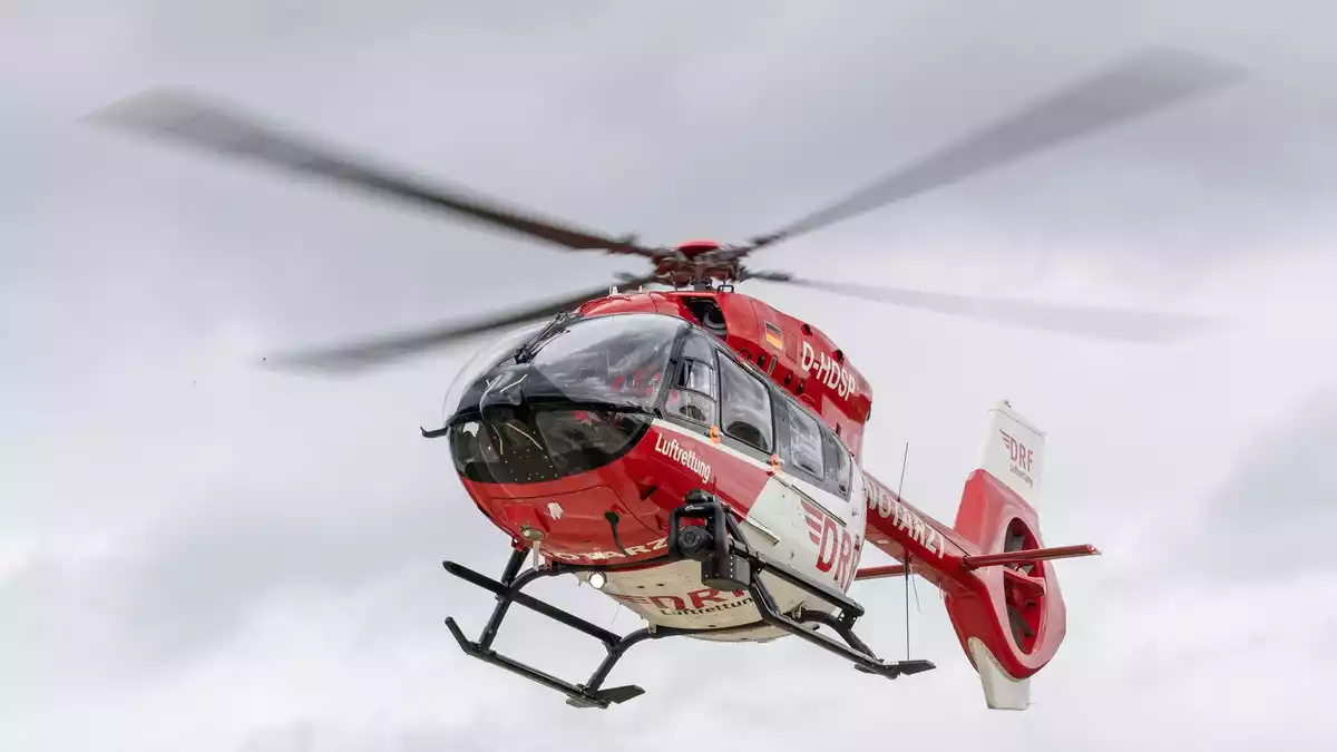 Ein Rettungshubschrauber brachte den schwer verletzten 16-Jährigen in ein Münchner Krankenhaus. (Symbolbild) - Bild: Daniel Karmann/dpa