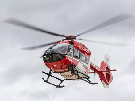 Ein Rettungshubschrauber brachte den schwer verletzten 16-Jährigen in ein Münchner Krankenhaus. (Symbolbild) - Foto: Daniel Karmann/dpa