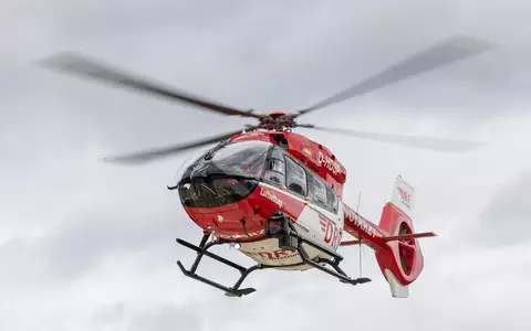 Ein Rettungshubschrauber brachte den schwer verletzten 16-Jährigen in ein Münchner Krankenhaus. (Symbolbild) - Foto: Daniel Karmann/dpa