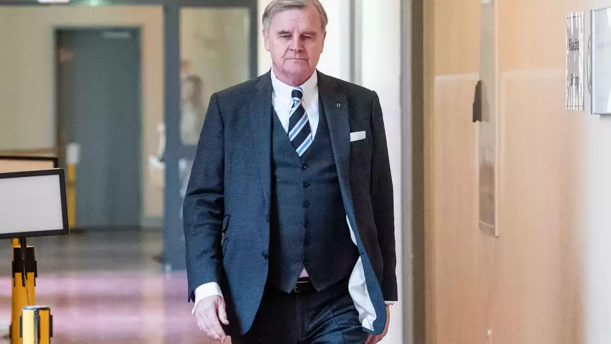 Zeuge Otmar Kury auf dem Weg in den Gerichtssaal - Bild: Daniel Bockwoldt/dpa