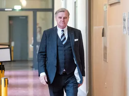 Zeuge Otmar Kury auf dem Weg in den Gerichtssaal - Foto: Daniel Bockwoldt/dpa