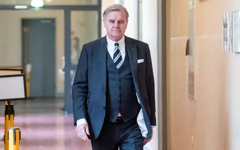 Zeuge Otmar Kury auf dem Weg in den Gerichtssaal - Foto: Daniel Bockwoldt/dpa