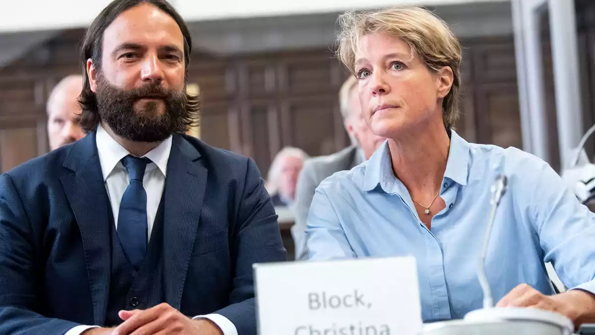Die Angeklagte Christina Block und ihr aktueller Anwalt Ingo Bott. - Bild: Daniel Bockwoldt/dpa Pool/dpa