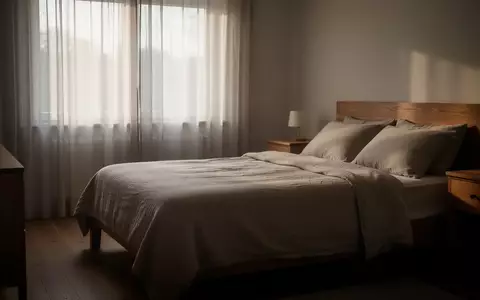 Ein ruhig gestaltetes, minimalistisches Schlafzimmer mit sanftem Morgenlicht und einem unbenutzten, ordentlich gemachten Bett. - Foto: über boerse-global.de