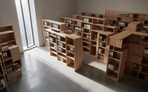 Ein minimalistisch gestalteter Archivraum mit ordentlichen Holzregalen und natürlichem Lichteinfall. - Foto: über boerse-global.de
