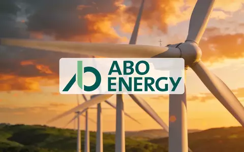 Moderne Windkraftanlagen in einer weiten Landschaft bei goldenem Licht als Symbol für den Ausbau erneuerbarer Energien. - Foto: über boerse-global.de